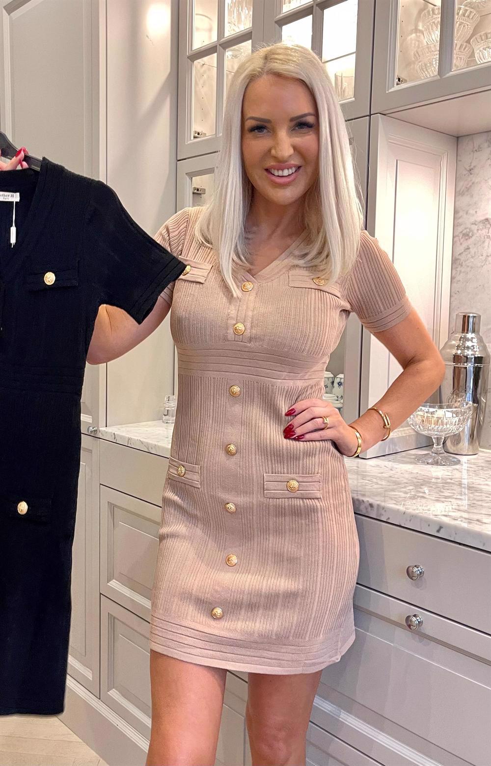 Iris - Beige tight montering klänning med streck och guldknappar